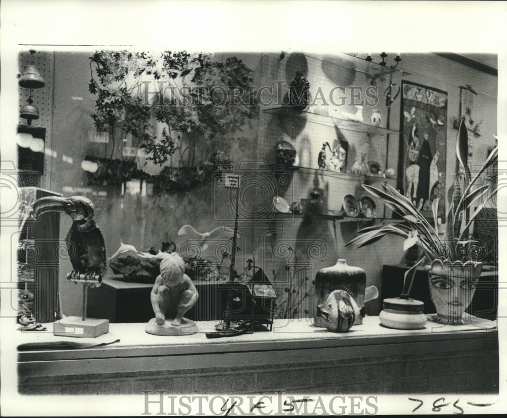 1975 Press Photo The Magi at Lakeside Shopping Center sells exotic decorations- Historic Images