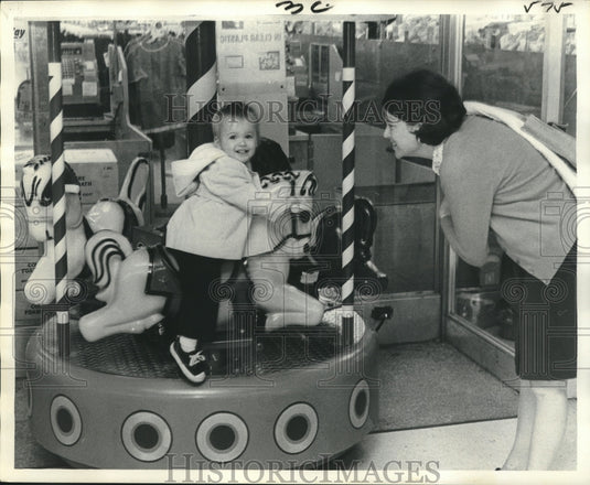 1973 Press Photo Children love the Merry-Go-Round at Lakeside Shopping Center- Historic Images