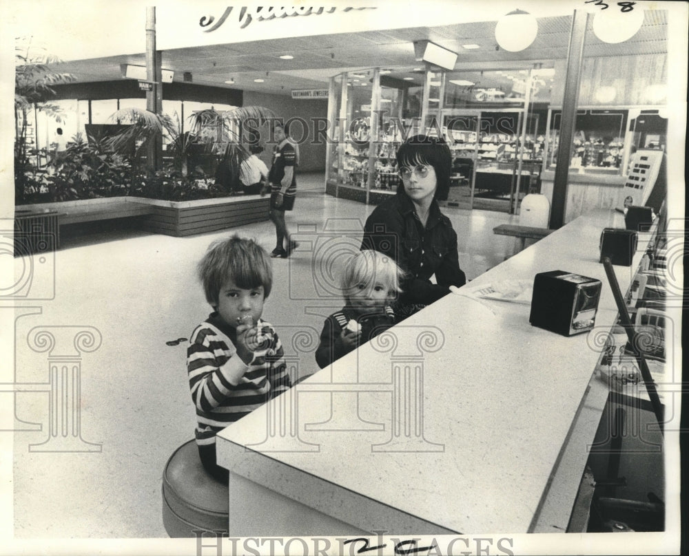 1973 Press Photo Mrs. George W. Gunckel &amp; her children at Lakeside Shopping Mall- Historic Images