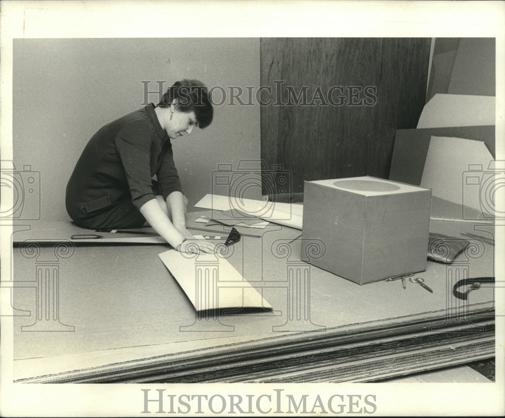 1970 Press Photo Mrs. Florence Mathur works on design creations, MontrÃƒÂ©al