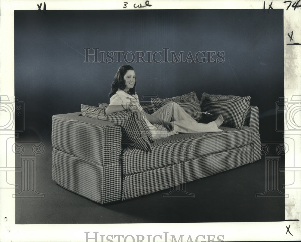 1975 Press Photo Multi-purpose sofa- Historic Images