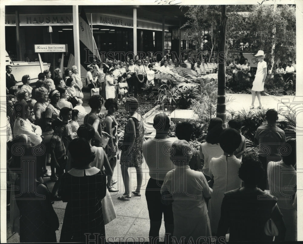 1967 Press Photo Crowd watching the fashion show at Oakwood Shopping Center