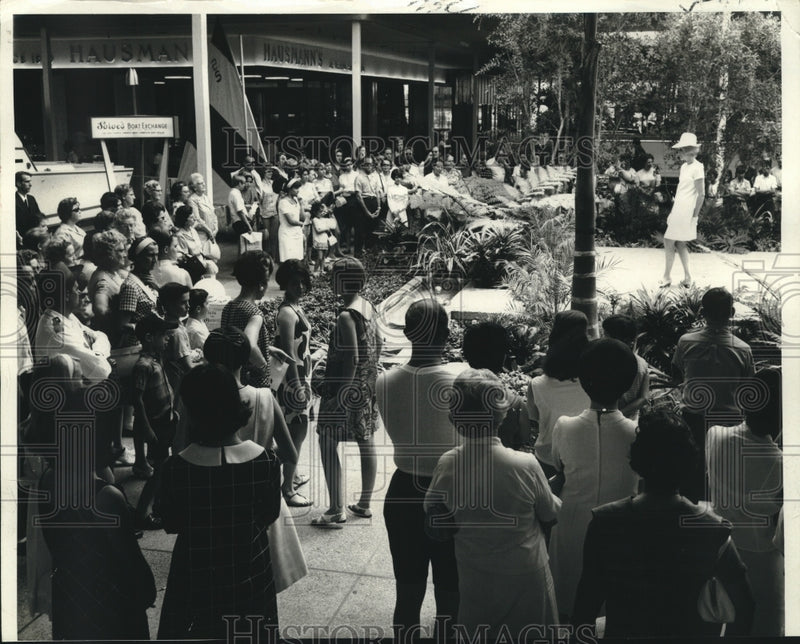 Load image into Gallery viewer, 1967 Press Photo Crowd watching the fashion show at Oakwood Shopping Center
