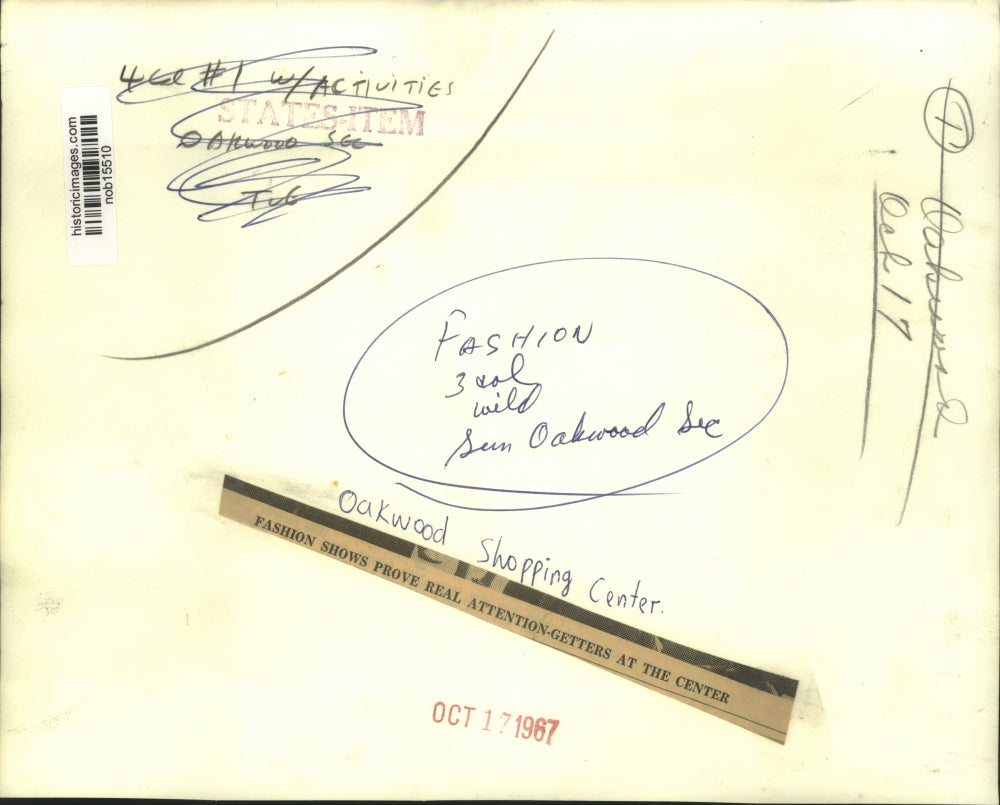 1967 Press Photo Crowd watching the fashion show at Oakwood Shopping Center