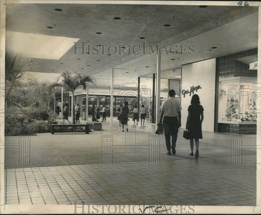 1967 Press Photo Sprawling buyers' area situated on West Bank Expressway