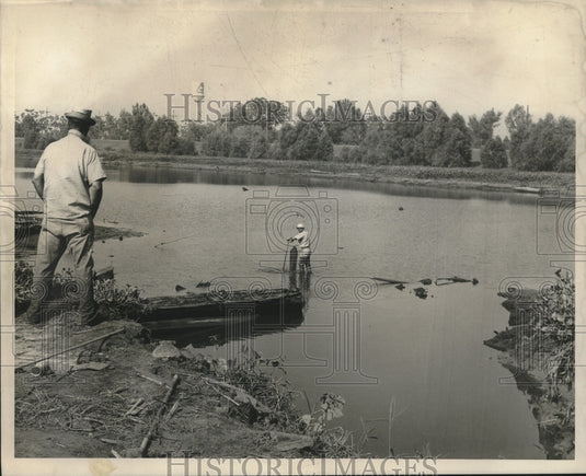 1966 Press Photo Employees at Freiberg Mahogany Mill Pond checking logs