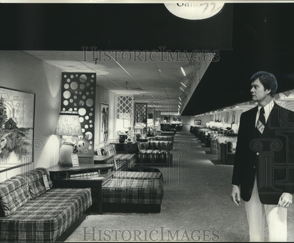 1976 Press Photo Frank Davis General Manage checks galleries at Levitz Furniture- Historic Images