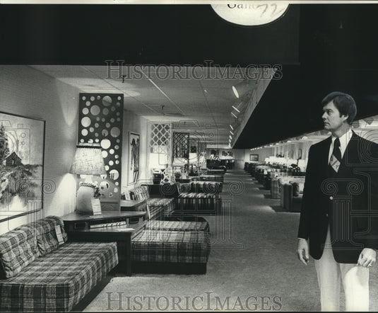 1976 Press Photo Frank Davis General Manage checks galleries at Levitz Furniture- Historic Images