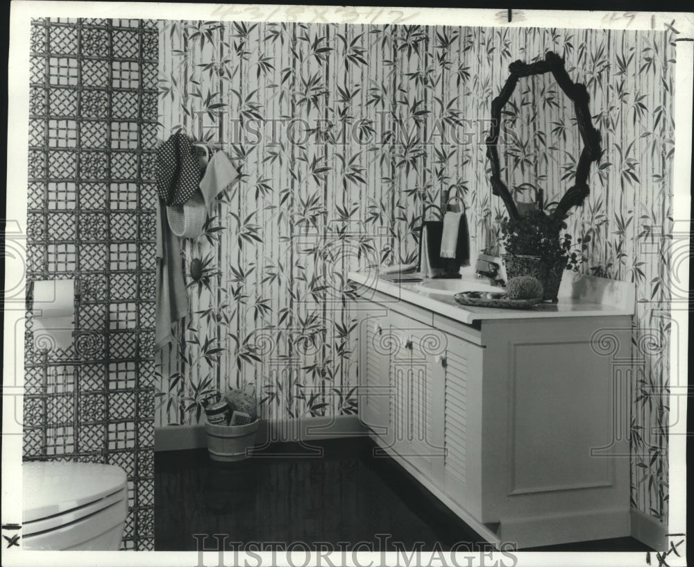 1978 Press Photo Coordinating Bamboo and Trellis Wallpaper Decorates Bathroom- Historic Images