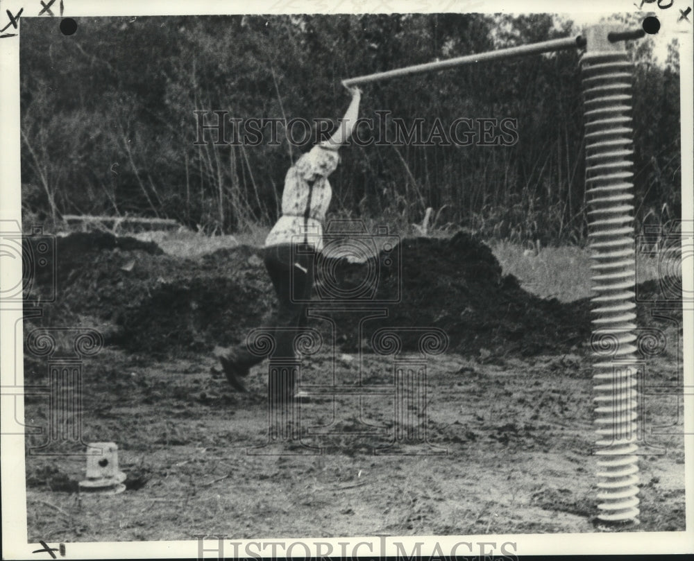 1978 Press Photo Woman Turns Giant Auger into Ground- Historic Images