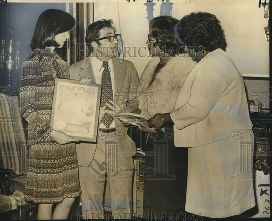 1975 Press Photo Anthony Gagliano with Three Women- Historic Images