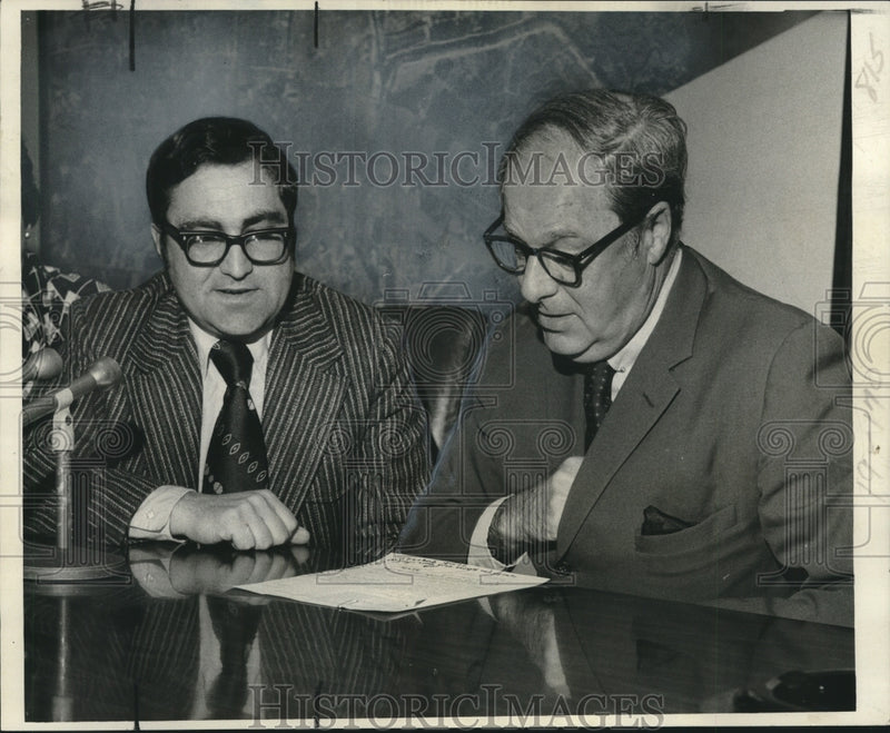 Load image into Gallery viewer, 1973 Press Photo Tony Gagliano and Lester E. Kabacoff Discuss Volunteer Program
