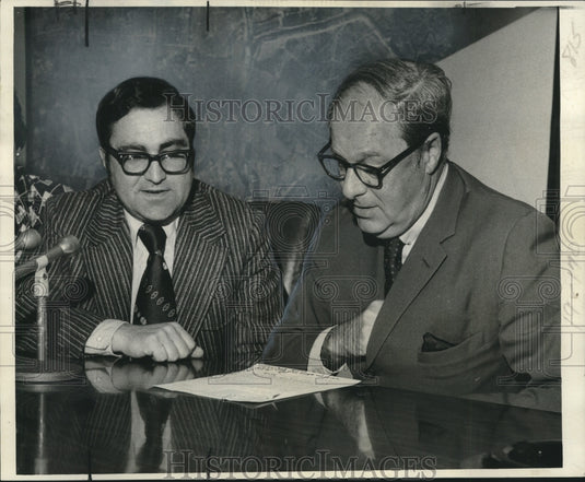1973 Press Photo Tony Gagliano and Lester E. Kabacoff Discuss Volunteer Program