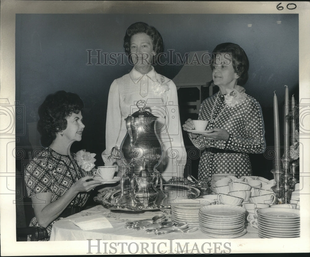 1973 Press Photo Mrs. John Gaffron &amp; others at New Orleans Garden Society Tea- Historic Images