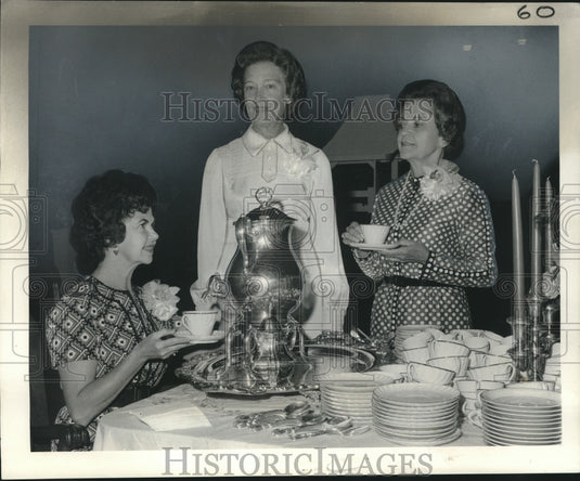 1973 Press Photo Mrs. John Gaffron & others at New Orleans Garden Society Tea- Historic Images