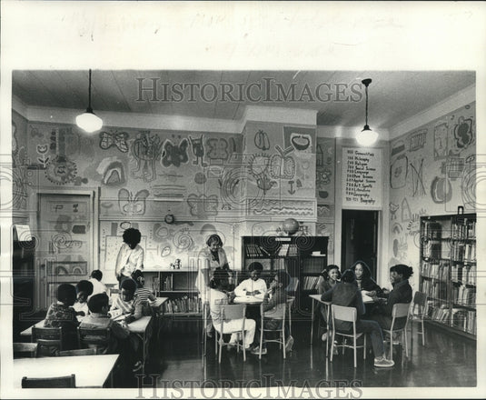 1976 Press Photo Rogers School volunteers & students in renovated library- Historic Images