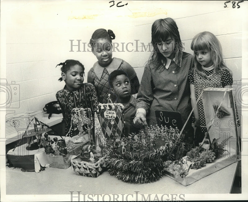 Load image into Gallery viewer, 1973 Press Photo Robert E. Lee School students with Mardi Gras float creations
