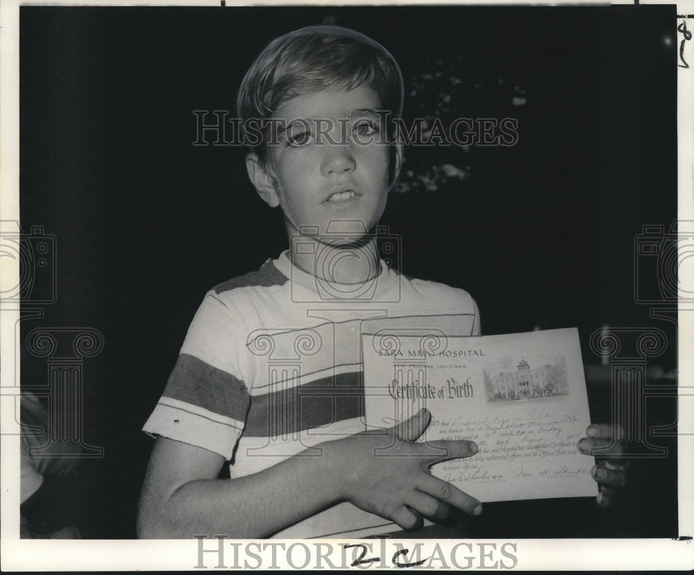 1968 Press Photo Robert Rene Ola with birth certificate from Sara Mayo Hospital