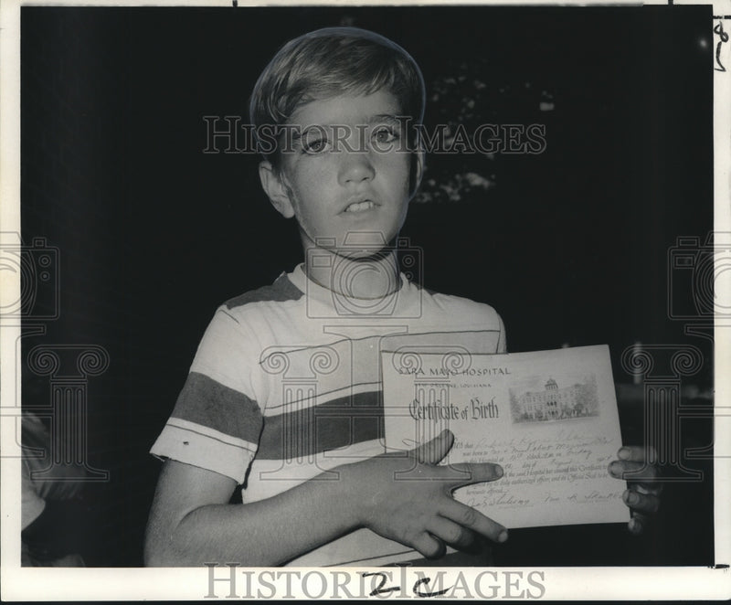 Load image into Gallery viewer, 1968 Press Photo Robert Rene Ola with birth certificate from Sara Mayo Hospital
