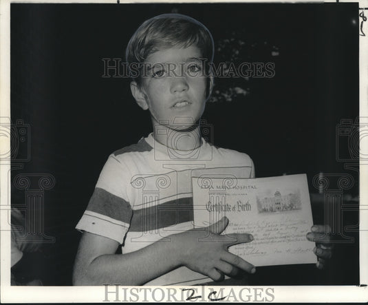 1968 Press Photo Robert Rene Ola with birth certificate from Sara Mayo Hospital