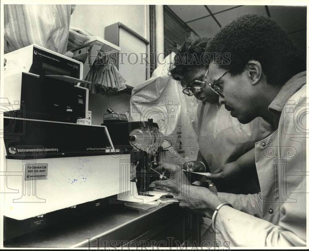 1979 Press Photo Technicians at Flint-Goodrich Hospital - Historic Images