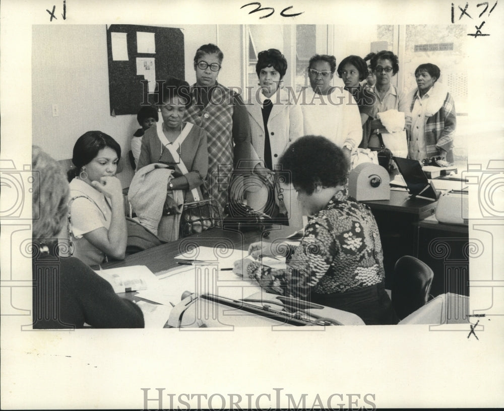 1973 Press Photo Women in line at Flint-Goodridge Hospital for free Pap Smears- Historic Images