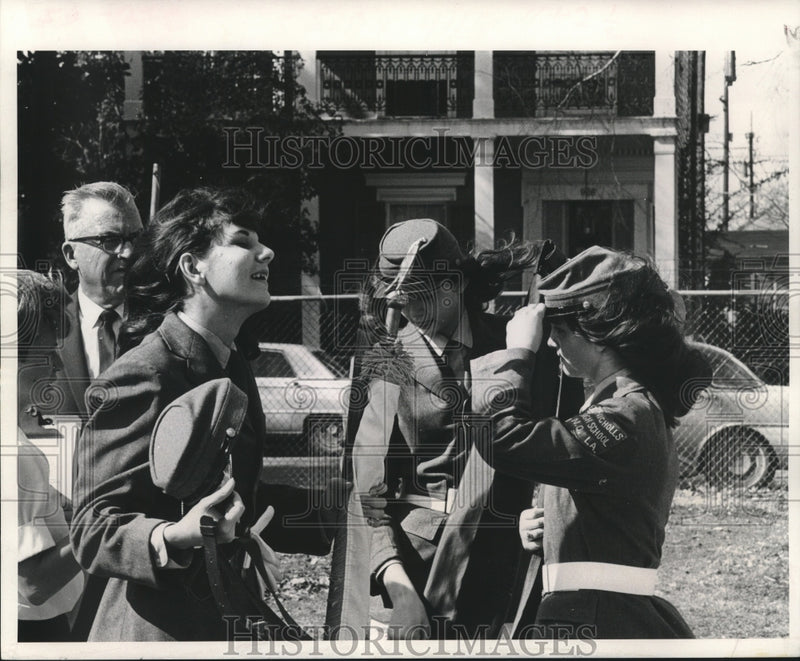 Load image into Gallery viewer, 1969 Press Photo Kathy Gadel, JoAnn Oubre, Katherine Parker after practice
