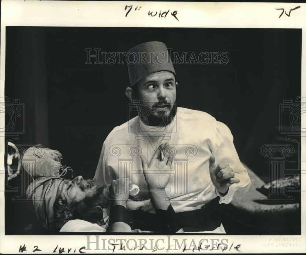 1976 Press Photo Garic Barranger, standing &amp; Jay Shalett in &#39;Kismet&#39;- Historic Images