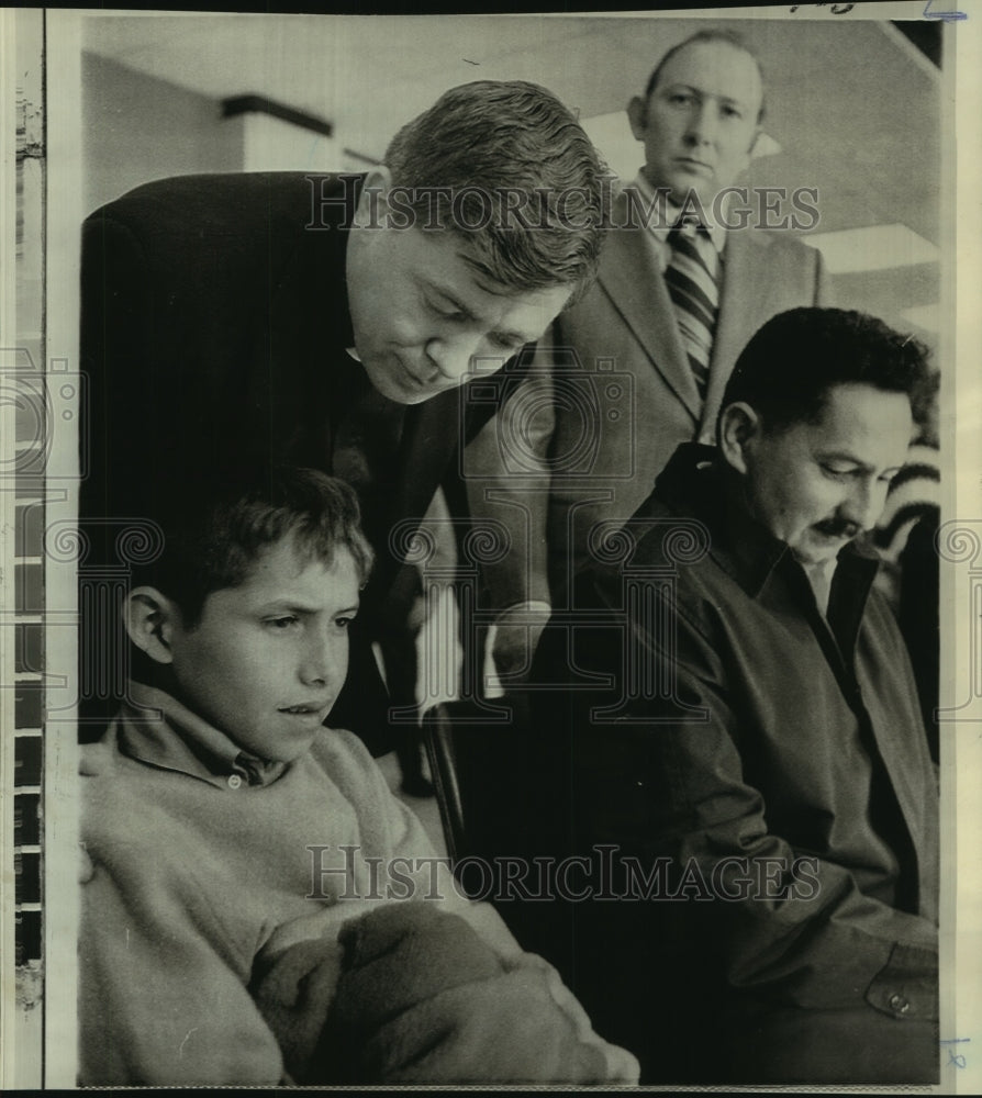 1971 Press Photo New York-Paraguay boy comforted by Reverend William McCawley - Historic Images