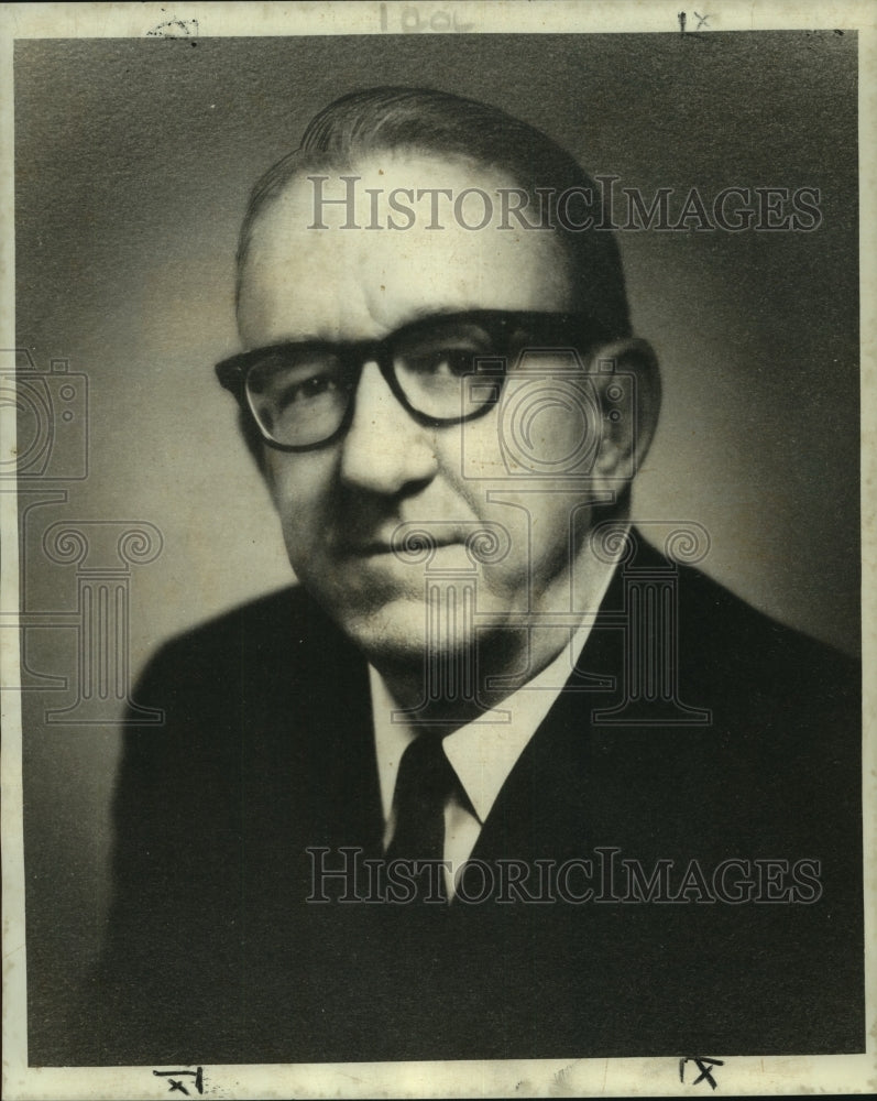 1975 Press Photo J. Walton Gehrkin, president of R. Schanzer, Incorporated- Historic Images