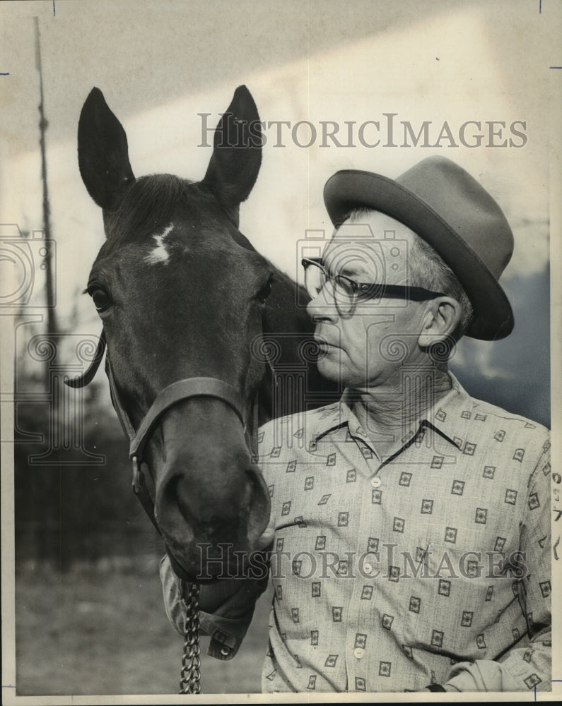 1964 Press Photo Sister Mil with trainer George Geier for Louisiana Futurity