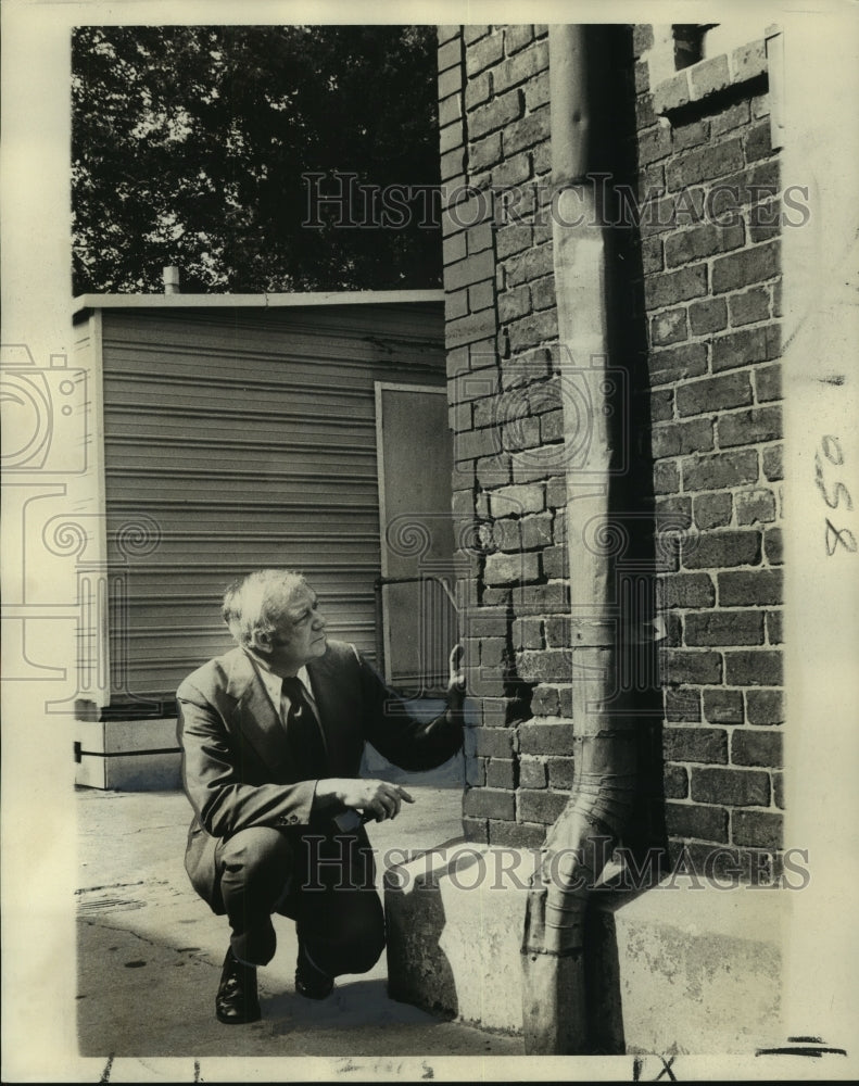 1974 Press Photo Dr. Gene A Geisert inspecting the F.P. Richard School in 4th St