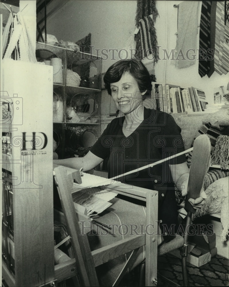 1976 Press Photo Mrs. Gene Geisert, owner and resident weaver of the Loom Room - Historic Images