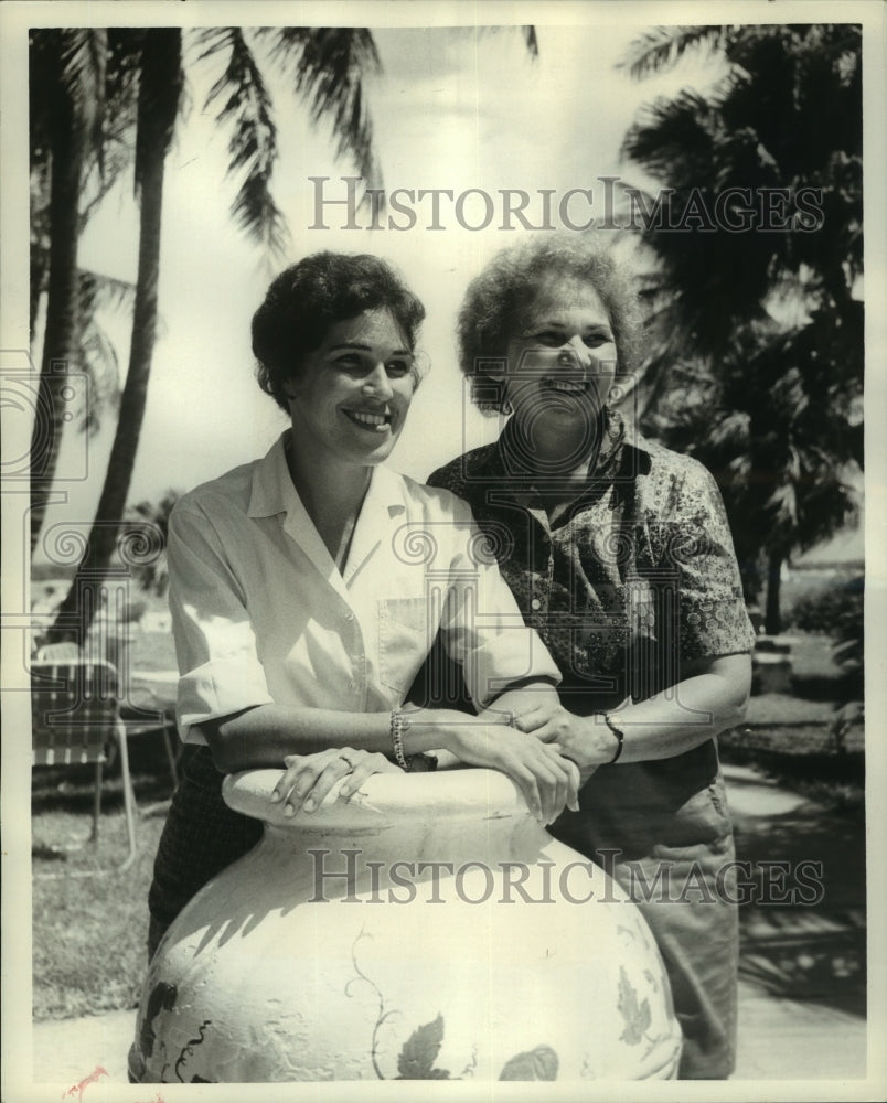 1960 Press Photo Mrs. Felix J. Gasser and daughter Betty, vacationing in Nassau
