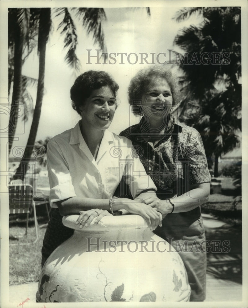 Load image into Gallery viewer, 1960 Press Photo Mrs. Felix J. Gasser and daughter Betty, vacationing in Nassau
