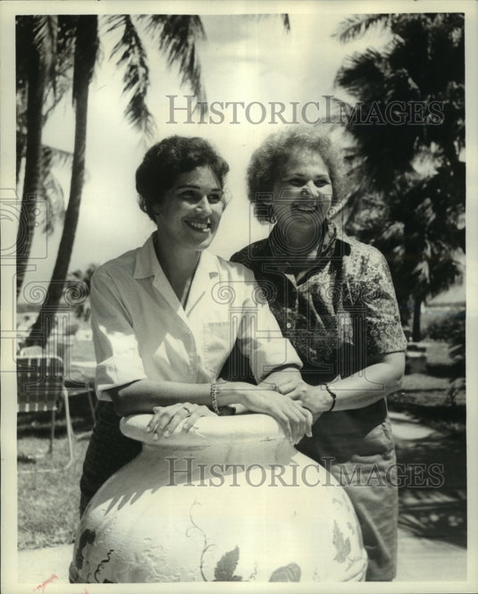 1960 Press Photo Mrs. Felix J. Gasser and daughter Betty, vacationing in Nassau