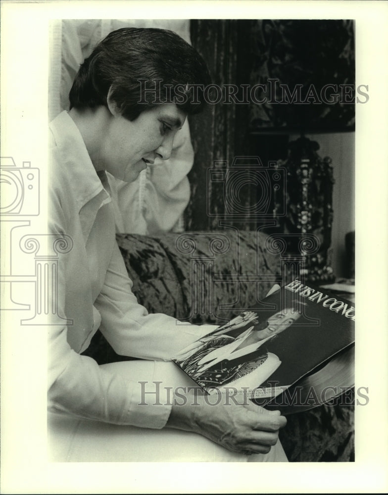 1978 Press Photo Dee Gaudet looks at vinyl record- Historic Images