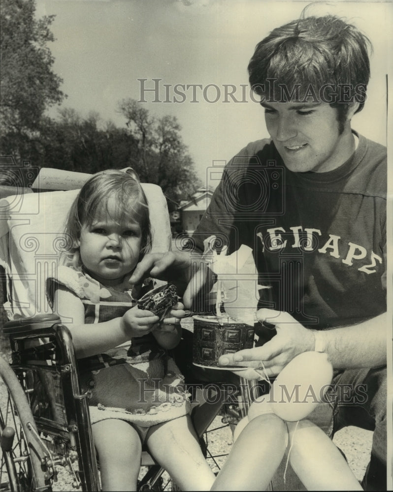 1975 Press Photo Charles Gaudreau spending time with a disabled young girl - Historic Images