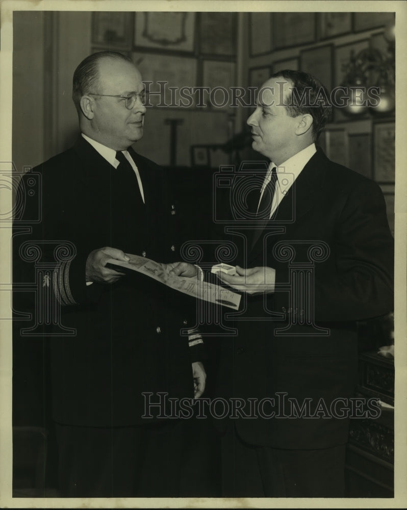 Load image into Gallery viewer, 1953 Press Photo Comdr. Gause receives key to city from Mayor Morrison.
