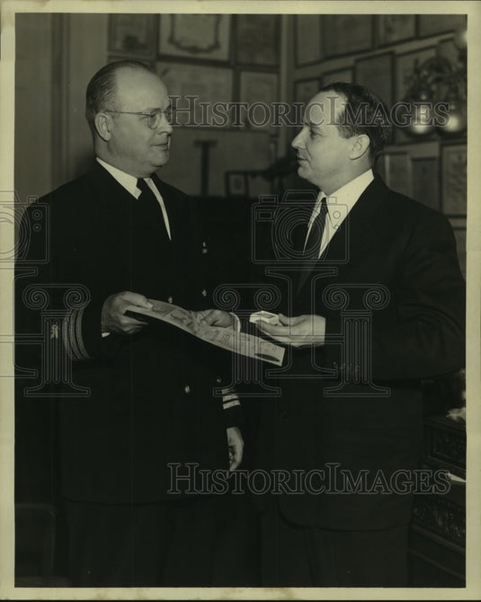 1953 Press Photo Comdr. Gause receives key to city from Mayor Morrison.