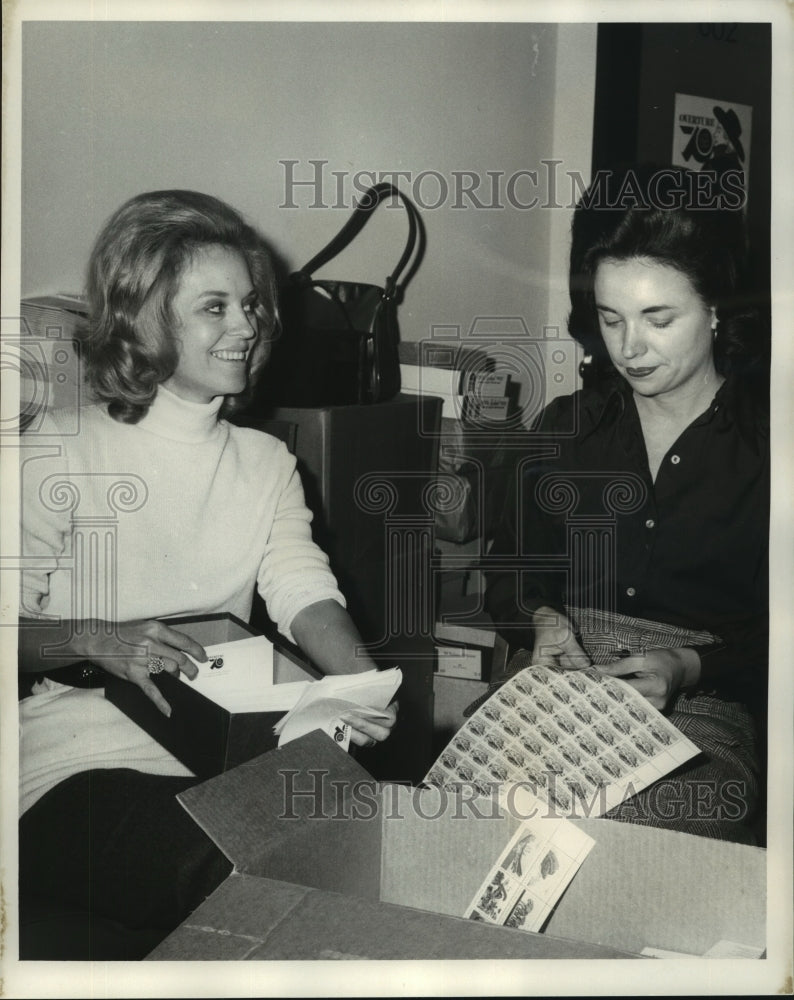 Load image into Gallery viewer, 1970 Press Photo Mmes. Gaudin &amp; Steck at Masonic Temple mailing invitations
