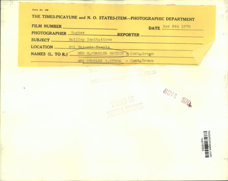 Load image into Gallery viewer, 1970 Press Photo Mmes. Gaudin &amp; Steck at Masonic Temple mailing invitations
