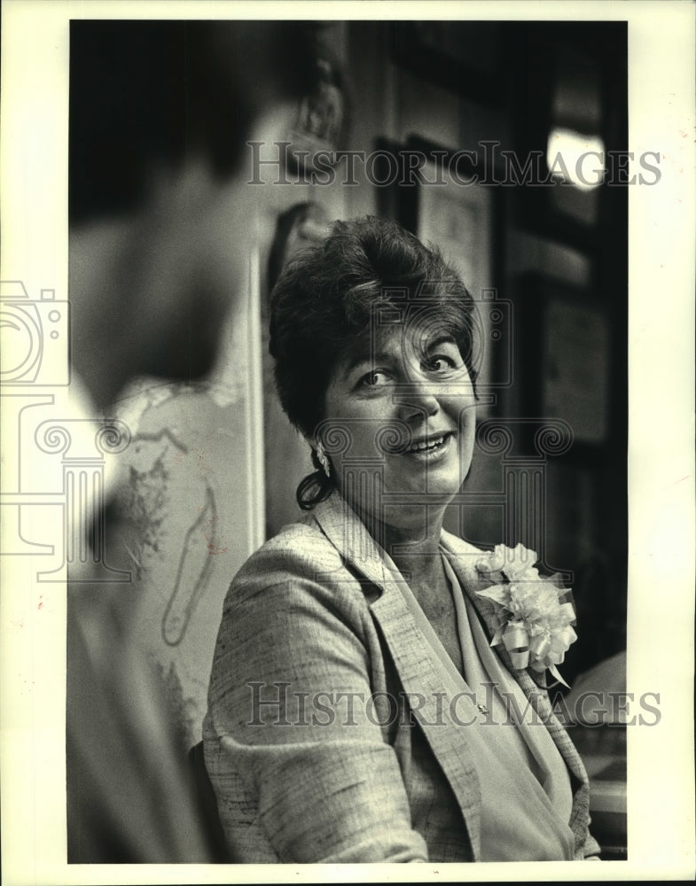 1985 Press Photo Anne Gauthreaux listens to representative Joseph Toomy speak.