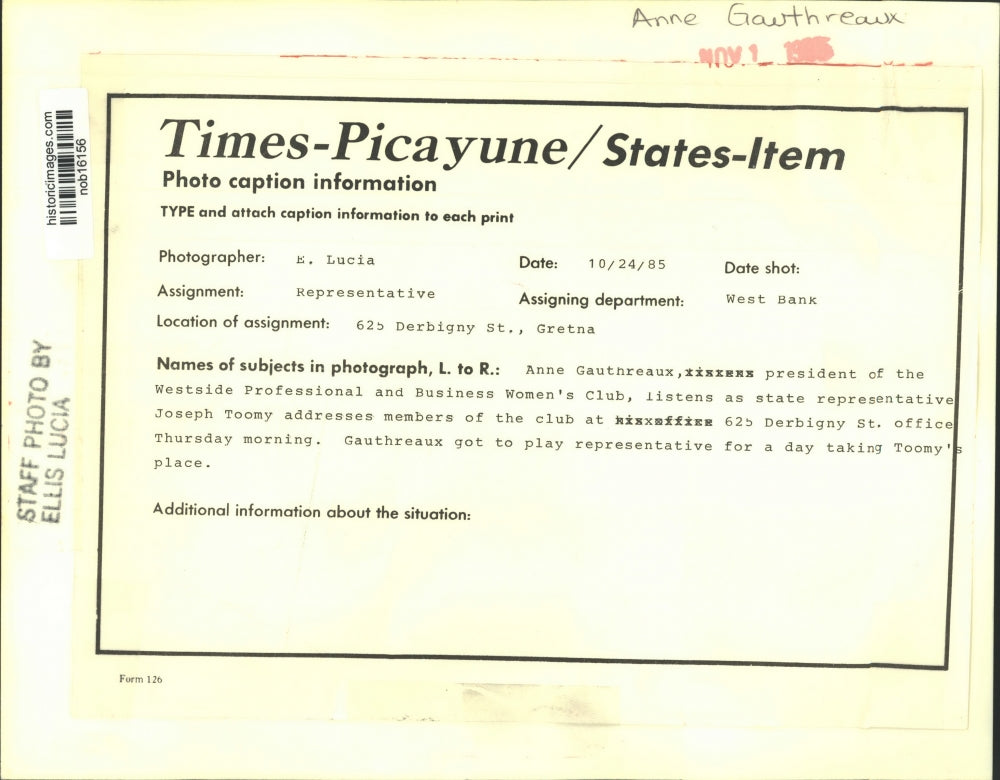 1985 Press Photo Anne Gauthreaux listens to representative Joseph Toomy speak.