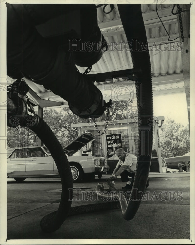 1975 Press Photo Tank Truck Delivers Fuel to Service Station- Historic Images