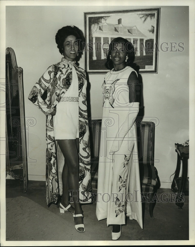 Load image into Gallery viewer, 1971 Press Photo Mrs. Doris Gavins and Miss Barbara Bush at event - nob16196
