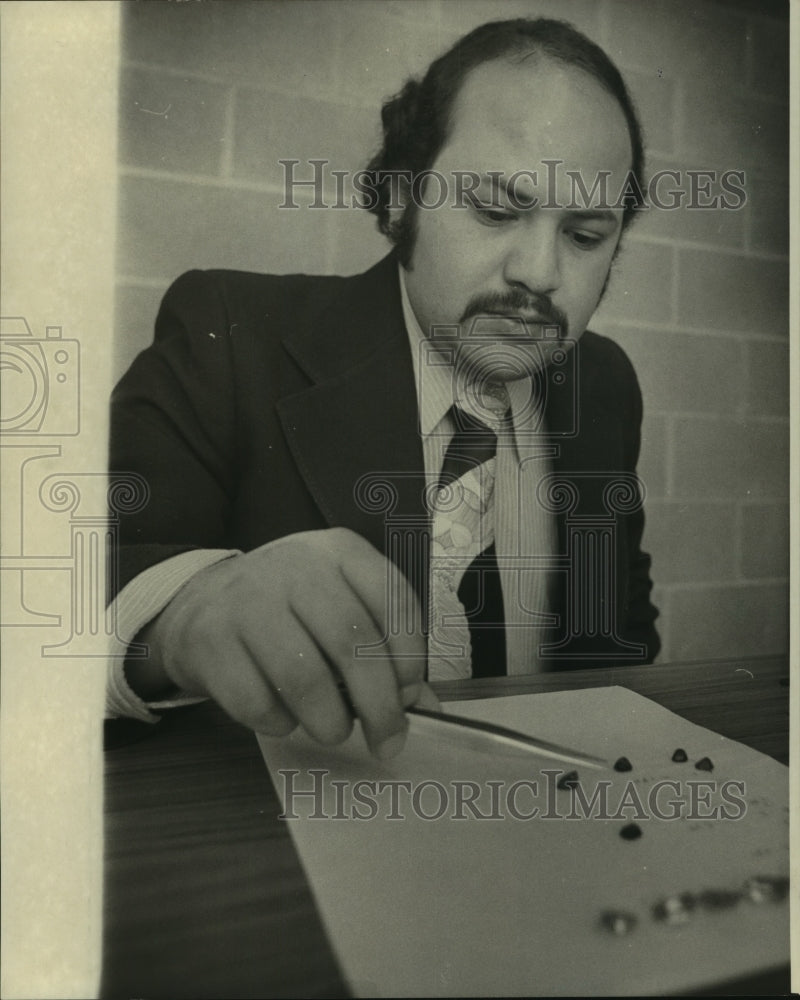 1977 Press Photo Luis Eduardo Garcia uses a weight measure- Historic Images