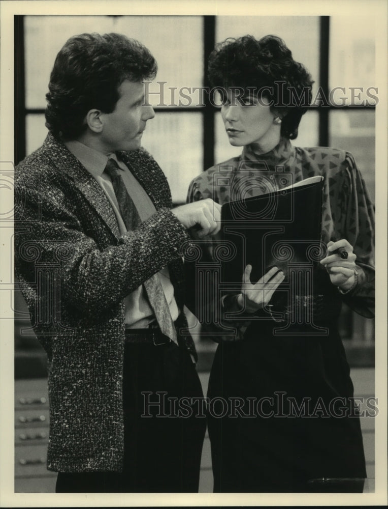 1989 Press Photo Terri Garber & Paul Reiser in "Together We Stand," on NBC/TV- Historic Images