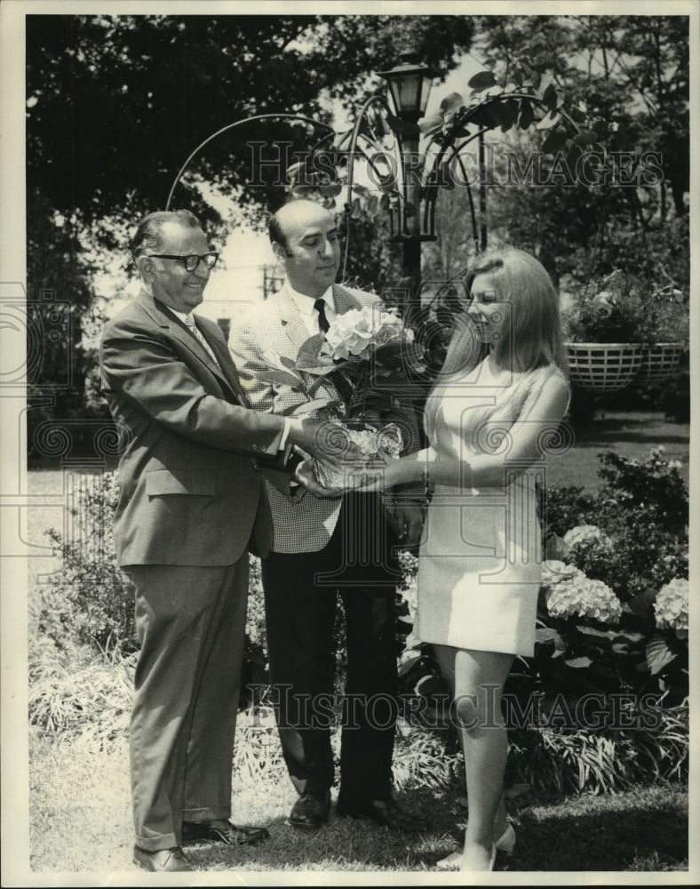 Load image into Gallery viewer, 1971 Press Photo Floral Trail queen greeted by Floral Trail officials
