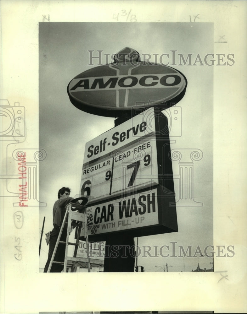 1978 Press Photo John LaGuardia changes his gas prices at Broadmoor Amoco- Historic Images